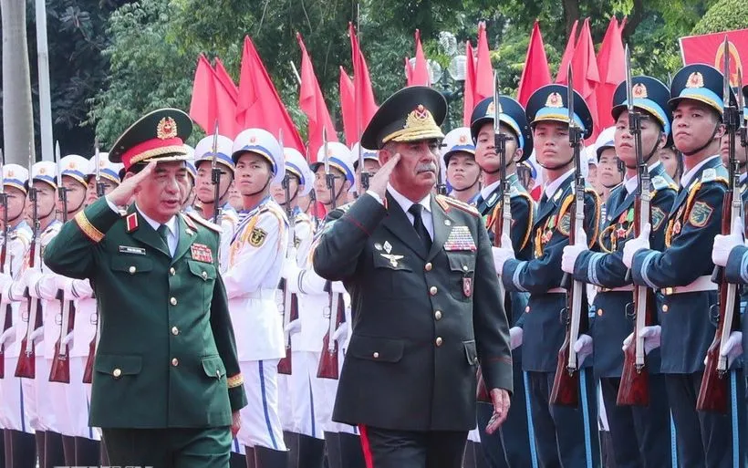 Bộ trưởng Bộ Quốc phòng Phan Văn Giang và Bộ trưởng Quốc phòng Azerbaijan Zakir Hasanov duyệt đội Danh dự Quân đội Nhân dân Việt Nam. (Ảnh: Trọng Đức/TTXVN)