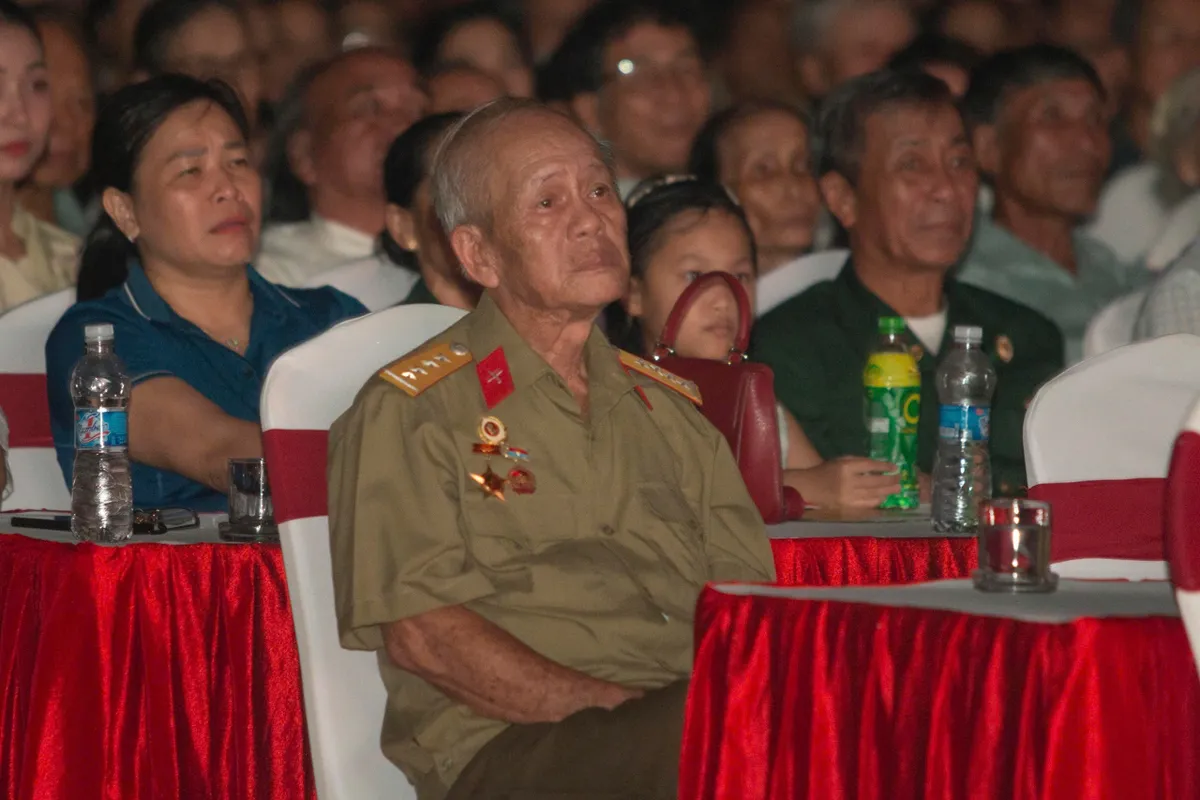 Nước mắt “Mưa đỏ” rơi trên Thành cổ Quảng Trị  - Ảnh 2.