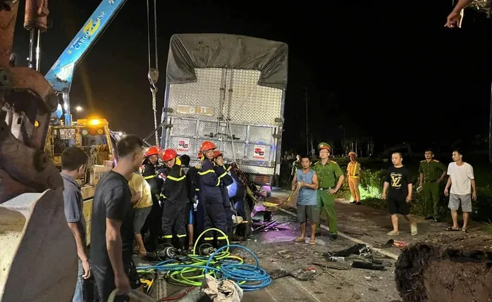 Ô tô 7 chỗ bị xe tải tông bẹp dúm khi chờ đèn đỏ, 3 người thương vong - Ảnh 2.