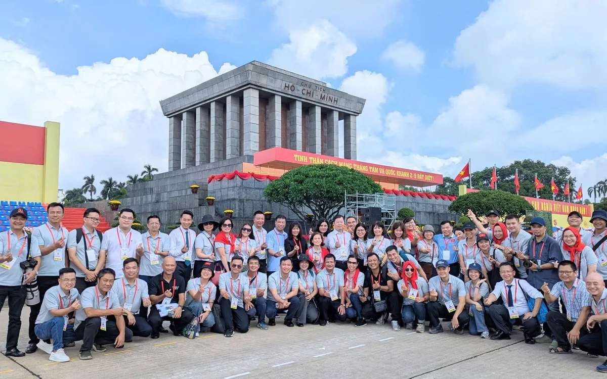 Lãnh đạo Đài THVN chụp ảnh cùng các thành viên trong ê-kíp sau khi chương trình Lễ diễu binh, diễu hành kỷ niệm 80 Cách mạng Tháng Tám thành công và Quốc khánh 2/9 kết thúc. 