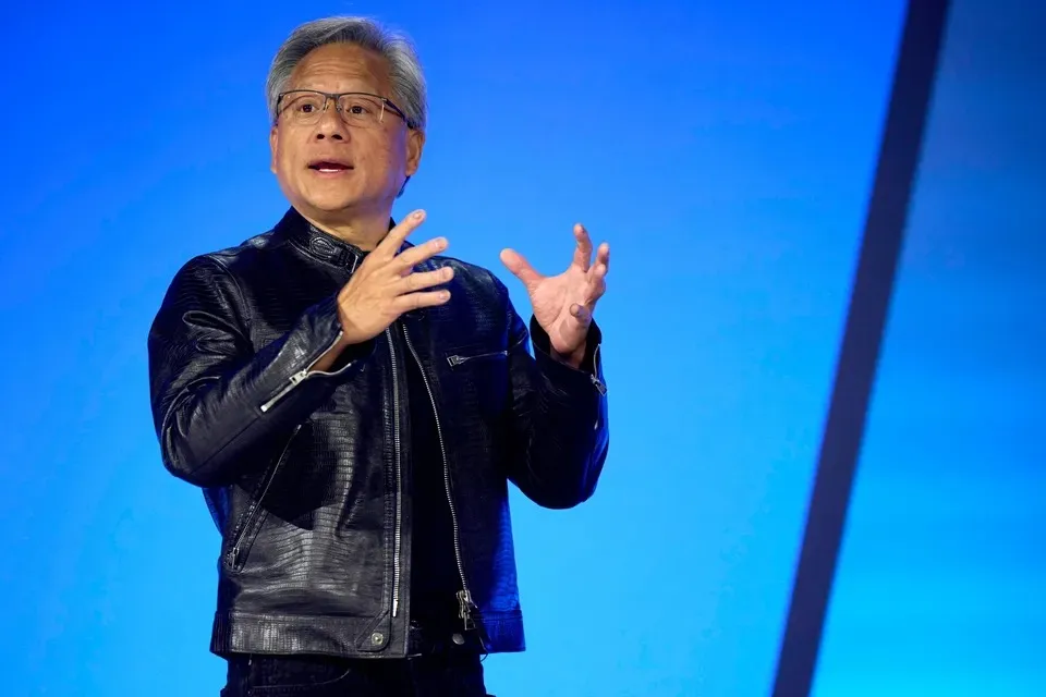 Jensen Huang: AI sẽ khiến con người bận rộn hơn trong tương lai, không phải rảnh rỗi - Ảnh 1.