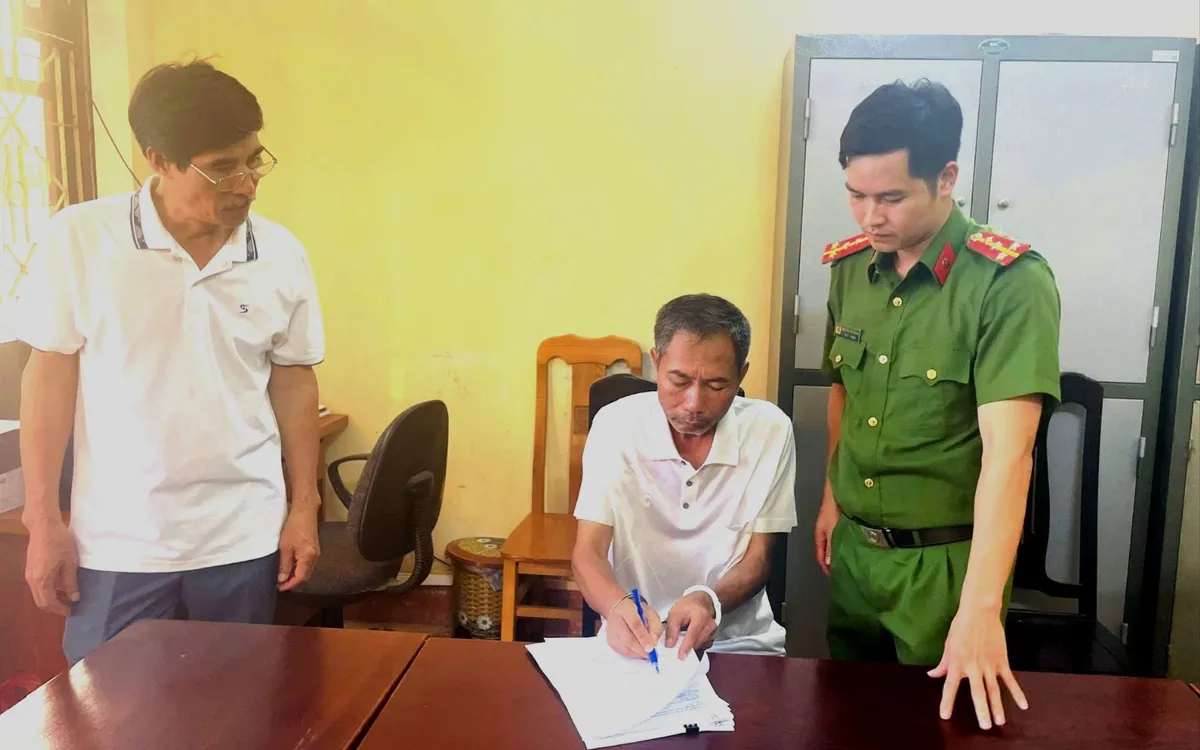 Đối tượng Lê Văn Uyển bị bắt giữ để điều tra về hành vi lừa đảo chiếm đoạt tài sản. (Ảnh: Báo Lào Cai) Đối tượng Lê Văn Uyển bị bắt giữ để điều tra về hành vi lừa đảo chiếm đoạt tài sản. (Ảnh: Báo Lào Cai)