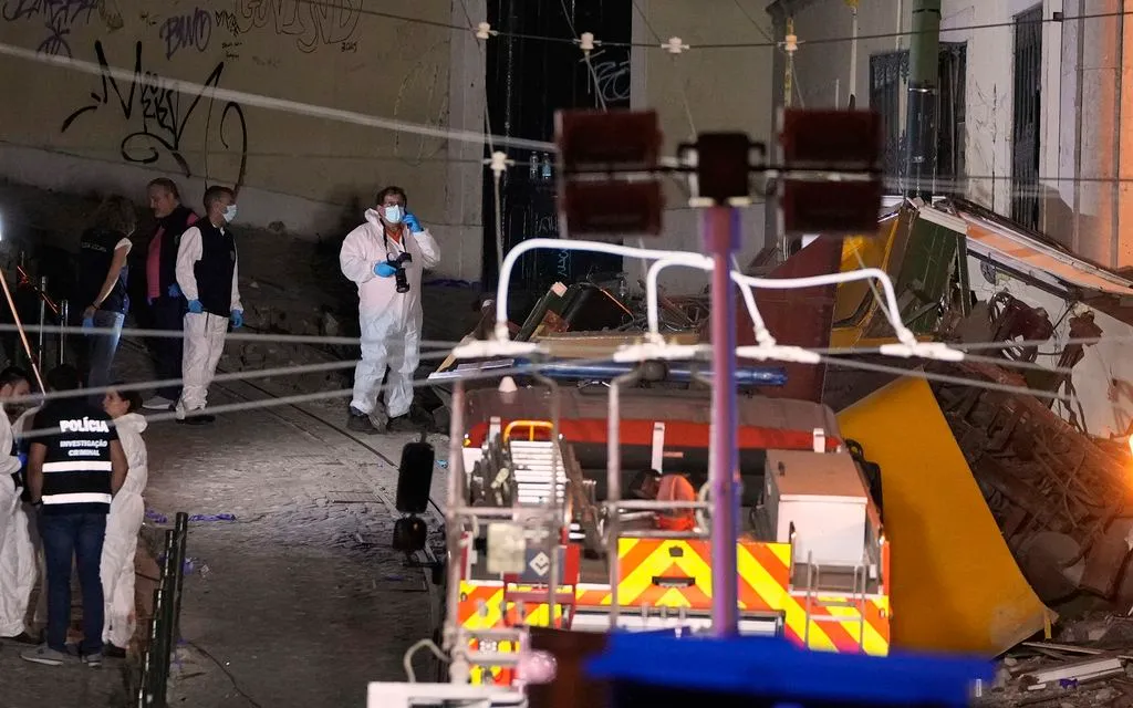 Cảnh sát tư pháp làm việc tại hiện trường vụ trật bánh tàu điện ở Lisbon, Bồ Đào Nha ngày 3/9/2025 (Ảnh: AP) Cảnh sát tư pháp làm việc tại hiện trường vụ trật bánh tàu điện ở Lisbon, Bồ Đào Nha ngày 3/9/2025 (Ảnh: AP)