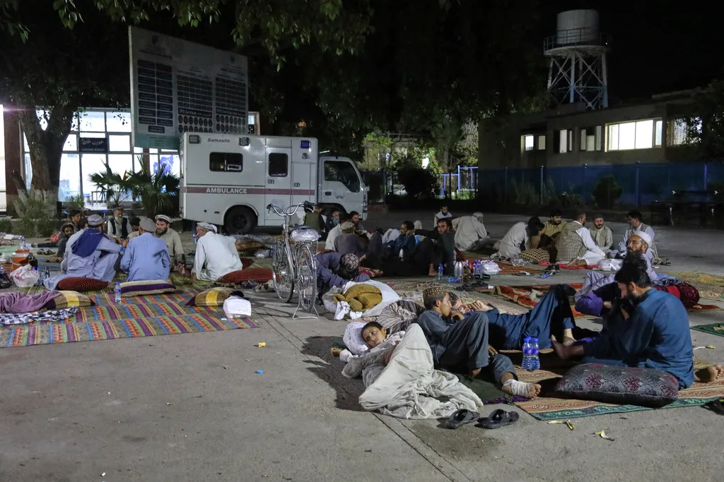Afghanistan: Những người sống ở vùng động đất vẫn ngủ ngoài trời - Ảnh 1.