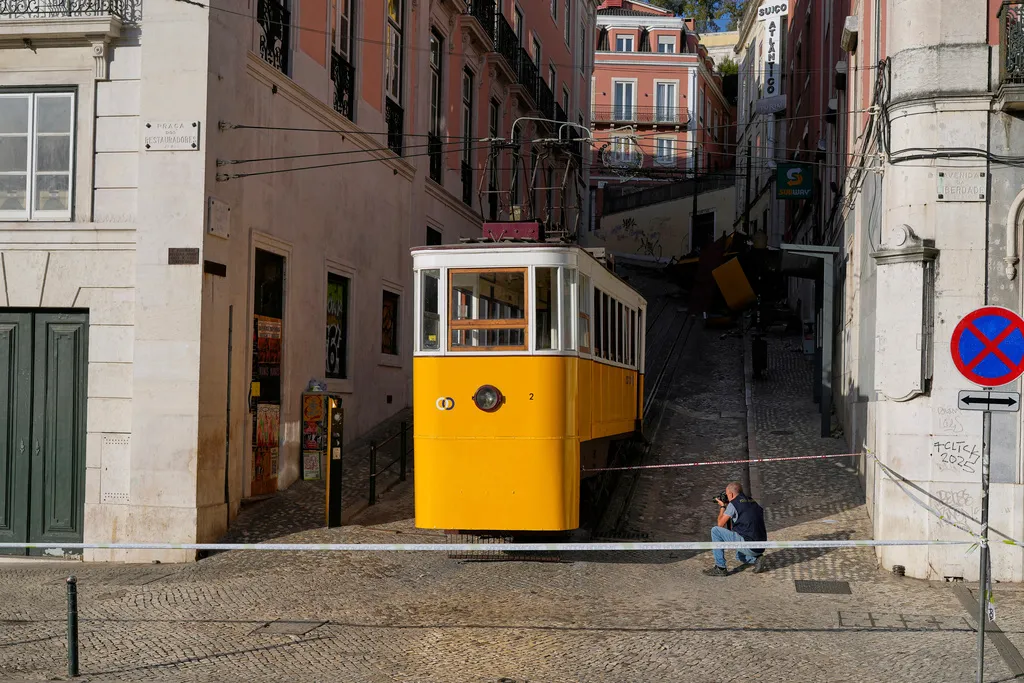 Lisbon để tang 17 nạn nhân vụ tai nạn cáp treo- Ảnh 1. Lisbon để tang 17 nạn nhân vụ tai nạn cáp treo- Ảnh 1.