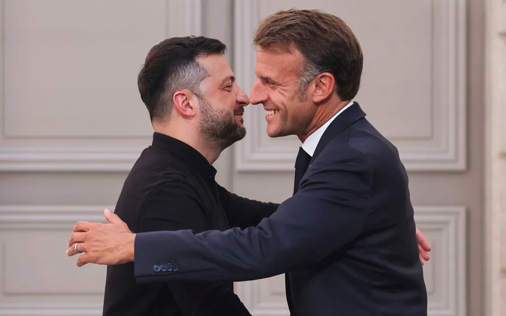Tổng thống Pháp Emmanuel Macron ôm Tổng thống Ukraine Volodymyr Zelenskyy sau hội nghị tại Điện Elysee, Paris, ngày 4/9/2025. (Ảnh: AP) Tổng thống Pháp Emmanuel Macron ôm Tổng thống Ukraine Volodymyr Zelenskyy sau hội nghị tại Điện Elysee, Paris, ngày 4/9/2025. (Ảnh: AP)
