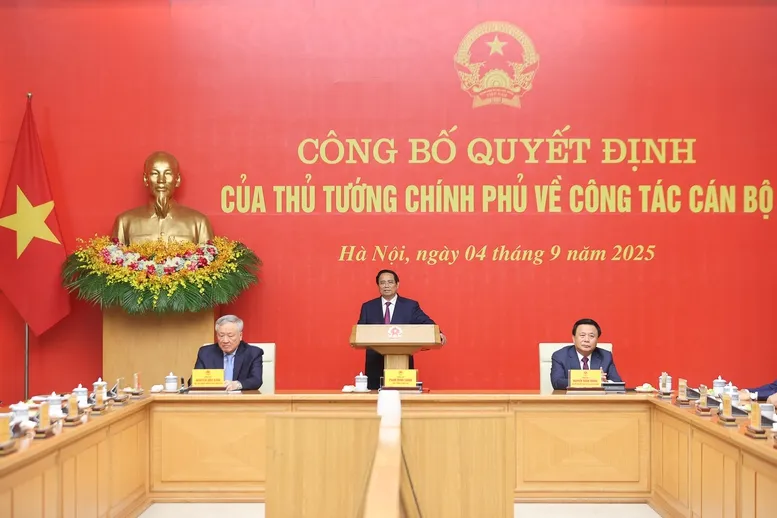 Thủ tướng trao quyết định bổ nhiệm lãnh đạo 8 bộ, cơ quan - Ảnh 1.