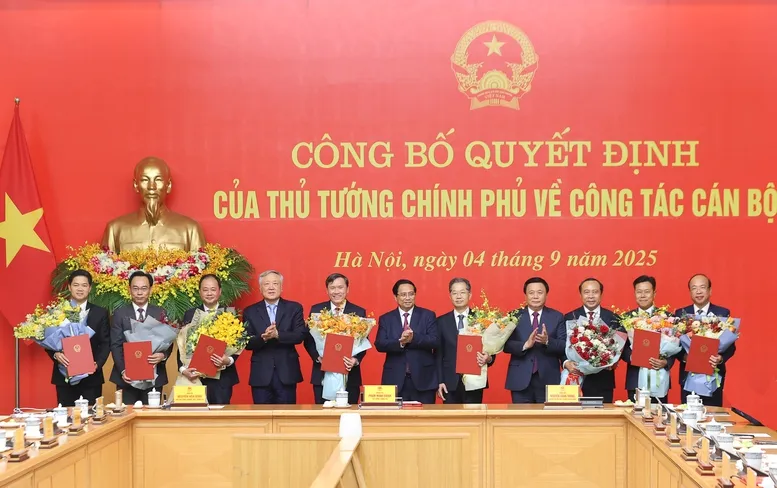 Thủ tướng trao quyết định bổ nhiệm lãnh đạo 8 bộ, cơ quan - Ảnh 2.