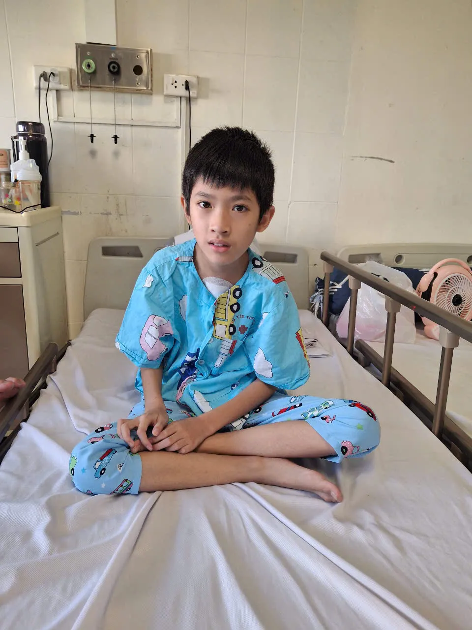 Bệnh nhi 11 tuổi hạnh phúc ngày ra viện- Ảnh 1.