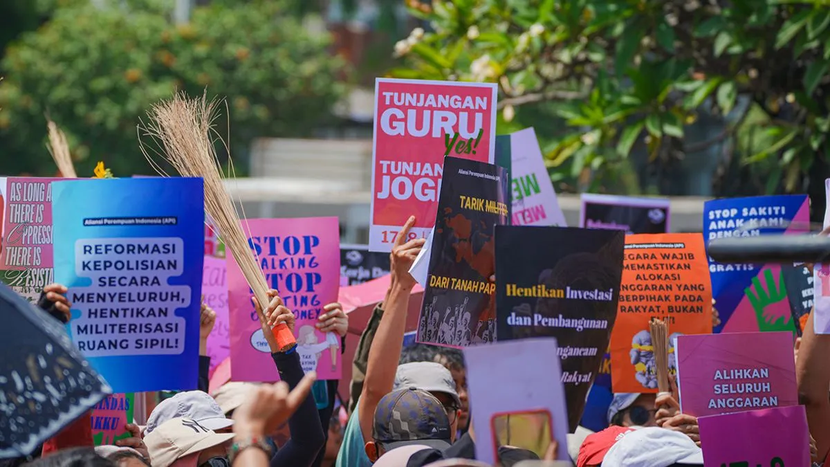 Làn sóng bạo loạn tại Indonesia: Phụ nữ cầm chổi xuống đường biểu tình- Ảnh 1. Làn sóng bạo loạn tại Indonesia: Phụ nữ cầm chổi xuống đường biểu tình- Ảnh 1.