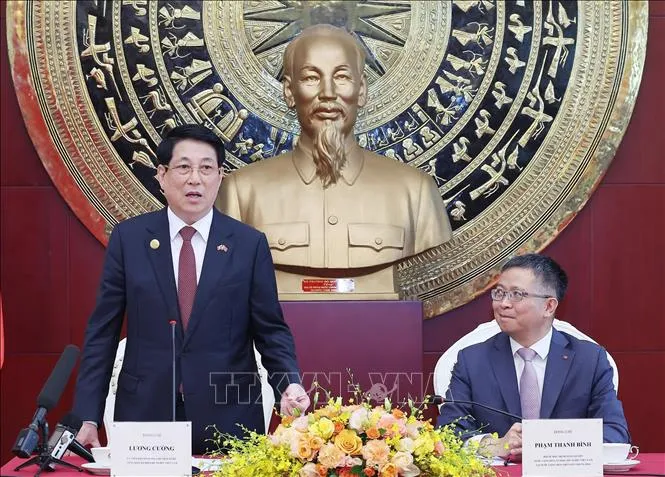 Chủ tịch nước Lương Cường gặp gỡ cộng đồng người Việt Nam tại Trung Quốc - Ảnh 1.