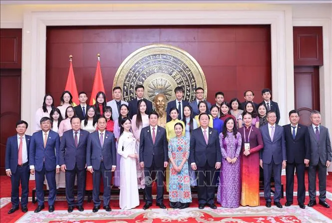 Chủ tịch nước Lương Cường gặp gỡ cộng đồng người Việt Nam tại Trung Quốc - Ảnh 2.
