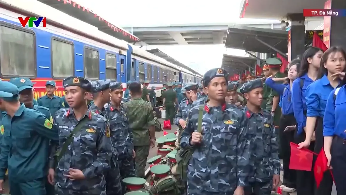 Hàng trăm người dân Đà Nẵng đón các chiến sĩ hoàn thành nhiệm vụ A80 trở về - Ảnh 1.