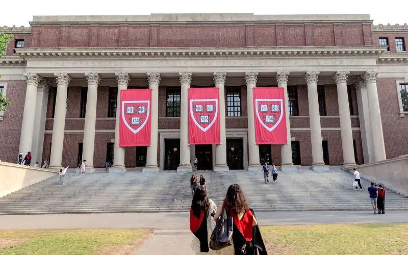 Sinh viên Đại học Harvard mặc lễ phục tốt nghiệp trong khuôn viên trường ở Cambridge, Massachusetts, ngày 4/6/2025 (Ảnh: Cassandra Klos/Bloomberg/Getty Images)
 Sinh viên Đại học Harvard mặc lễ phục tốt nghiệp trong khuôn viên trường ở Cambridge, Massachusetts, ngày 4/6/2025 (Ảnh: Cassandra Klos/Bloomberg/Getty Images)