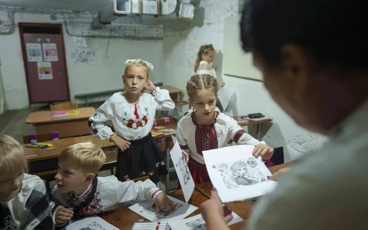 Học sinh Ukraine khai giảng trong lớp học dưới hầm ngầm (Ảnh: AP) Học sinh Ukraine khai giảng trong lớp học dưới hầm ngầm (Ảnh: AP)