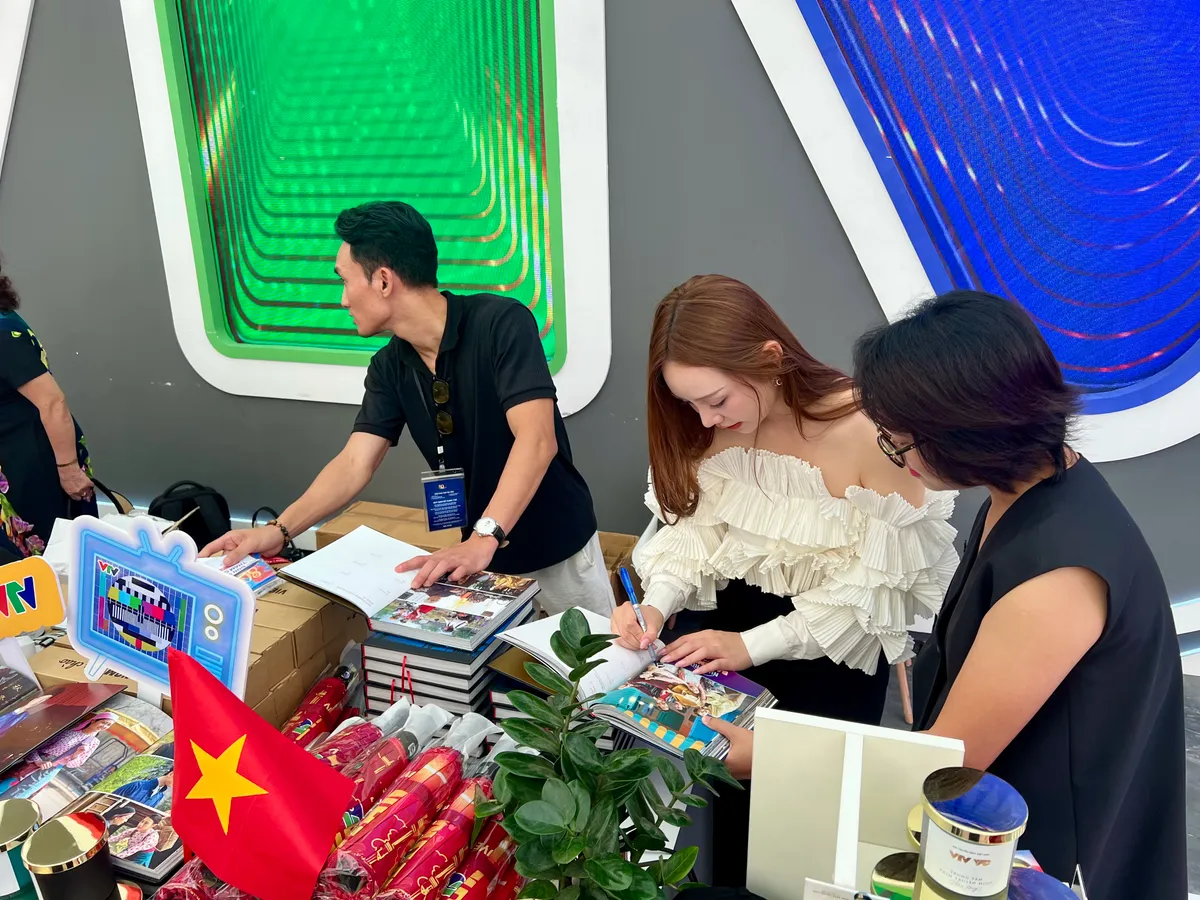 Dàn diễn viên các phim giờ vàng của VFC giao lưu cùng khán giả tại Triển lãm Thành tựu Đất nước - Ảnh 3.