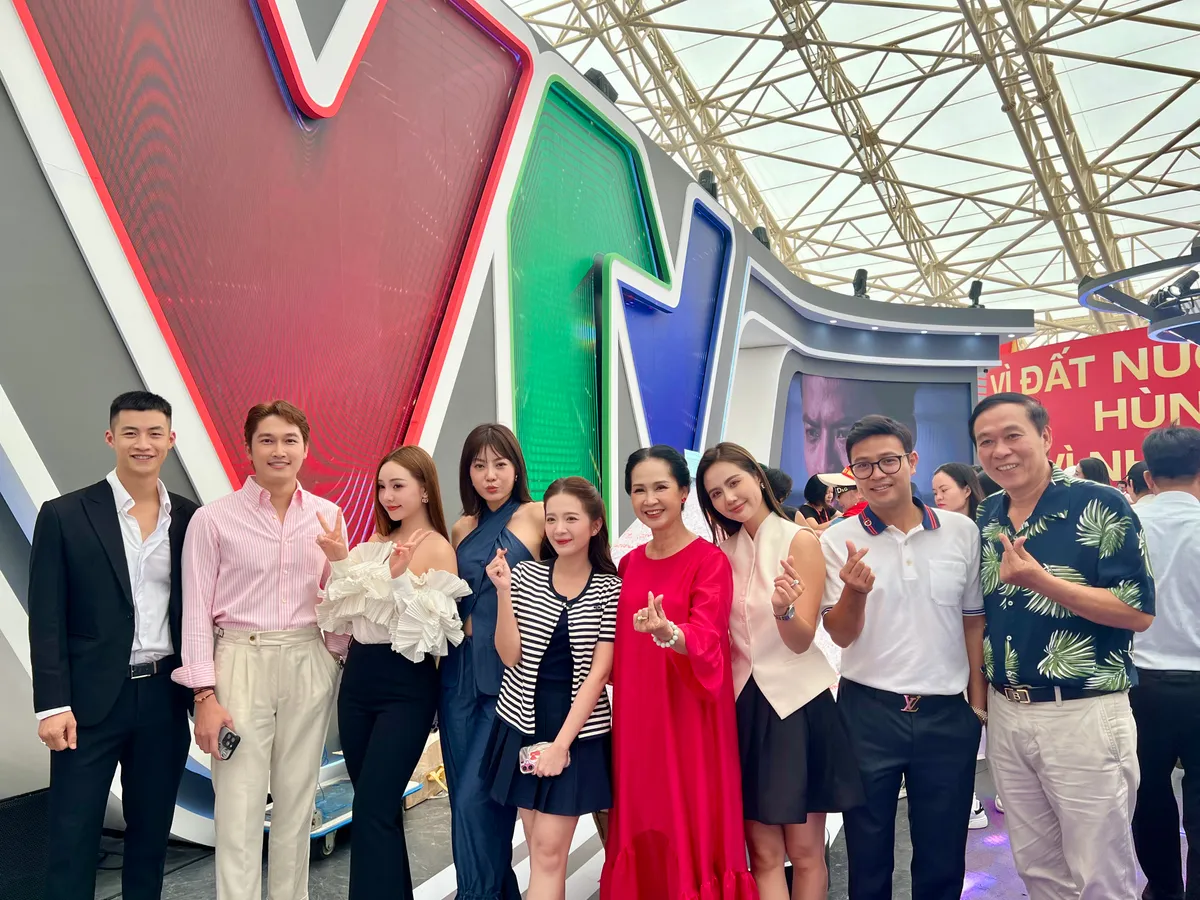 Dàn diễn viên các phim giờ vàng của VFC giao lưu cùng khán giả tại Triển lãm Thành tựu Đất nước - Ảnh 2.