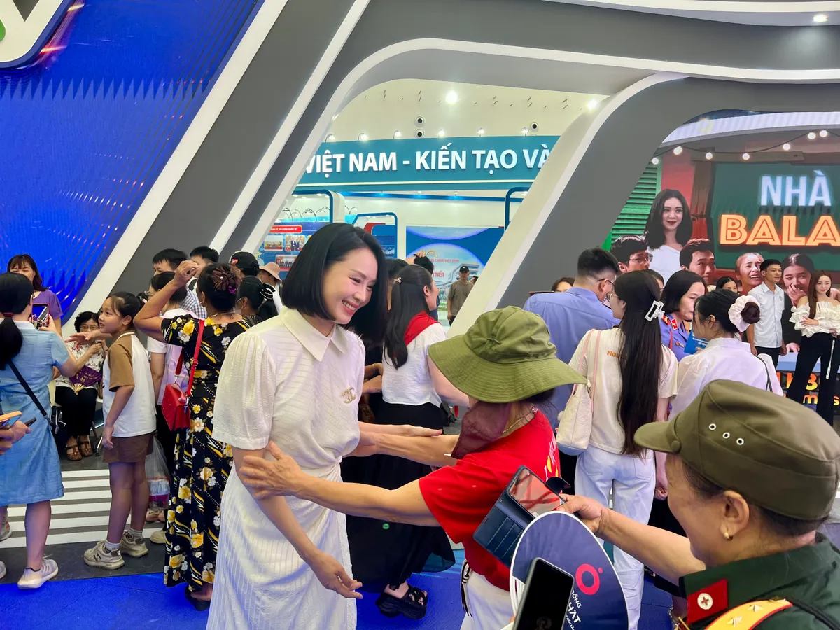 Dàn diễn viên các phim giờ vàng của VFC giao lưu cùng khán giả tại Triển lãm Thành tựu Đất nước - Ảnh 9.