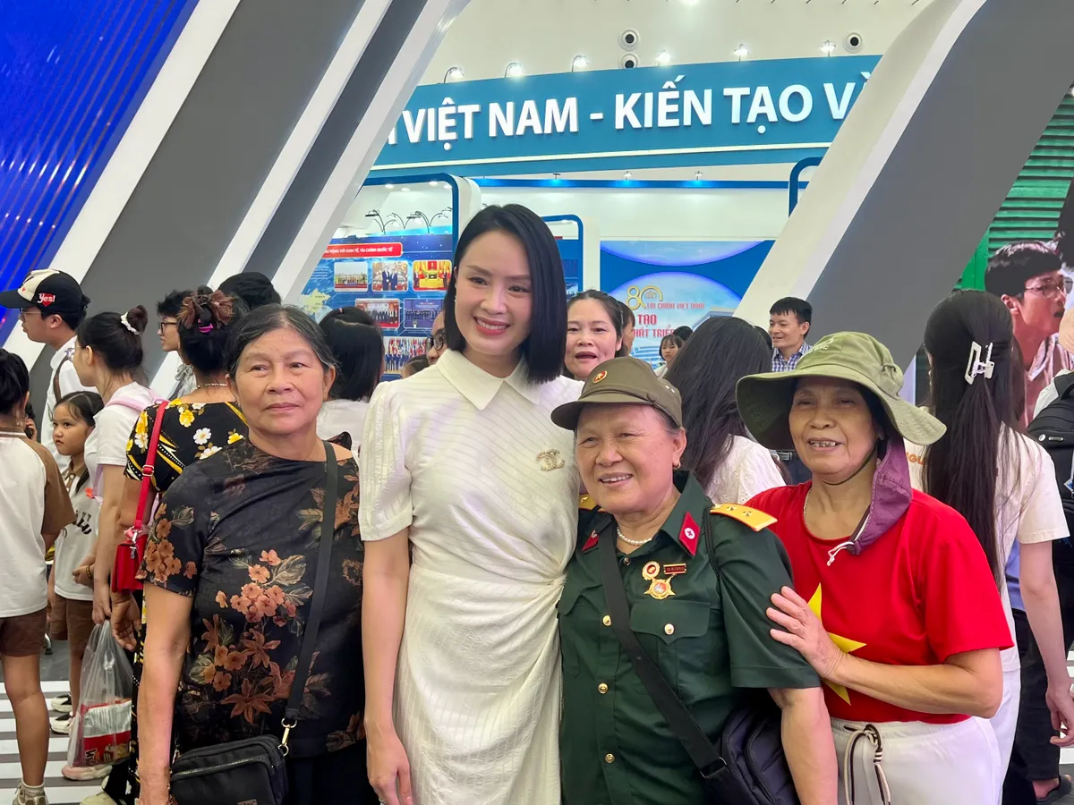 Dàn diễn viên các phim giờ vàng của VFC giao lưu cùng khán giả tại Triển lãm Thành tựu Đất nước - Ảnh 10.