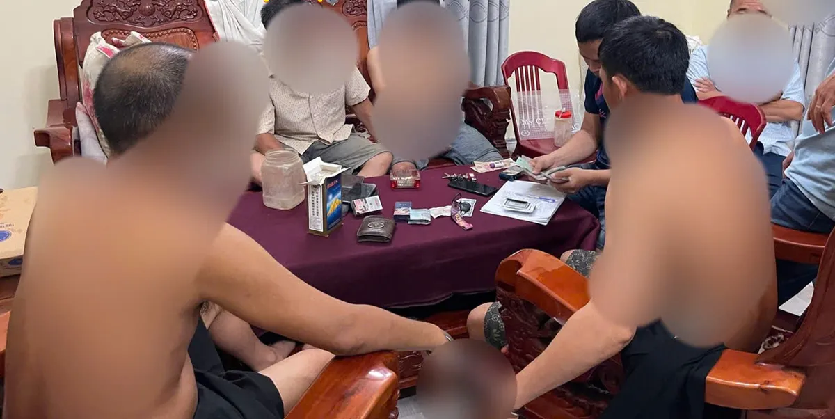 Triệt xóa tụ điểm đánh phỏm ăn tiền tại nhà người dân ở Đà Nẵng - Ảnh 1.