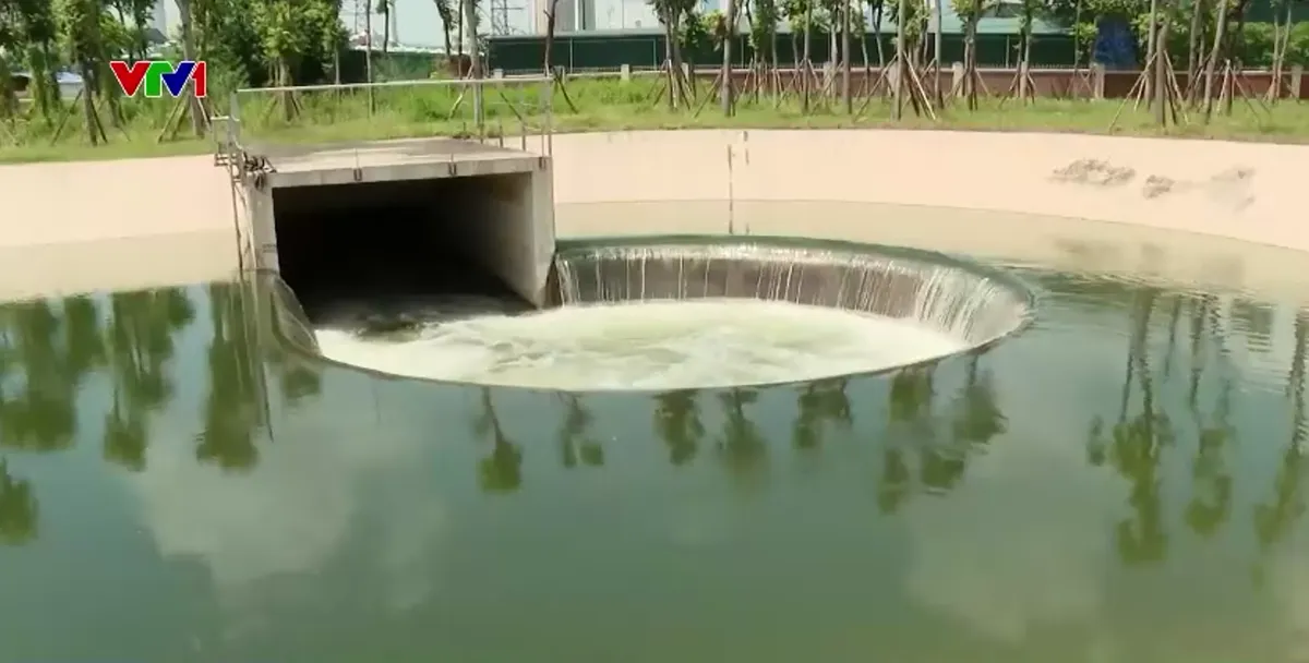 Nước sông Tô Lịch cải thiện sau dự án thu gom nước thải - Ảnh 1.