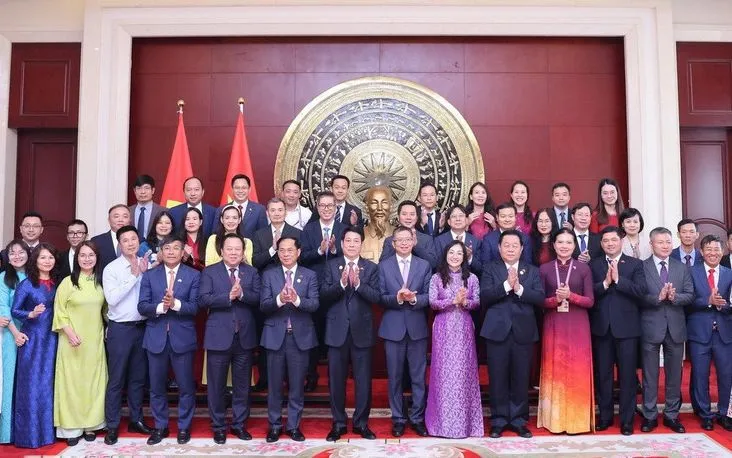 Chủ tịch nước Lương Cường với đại diện cộng đồng người Việt Nam tại Trung Quốc. (Ảnh: TTXVN) 