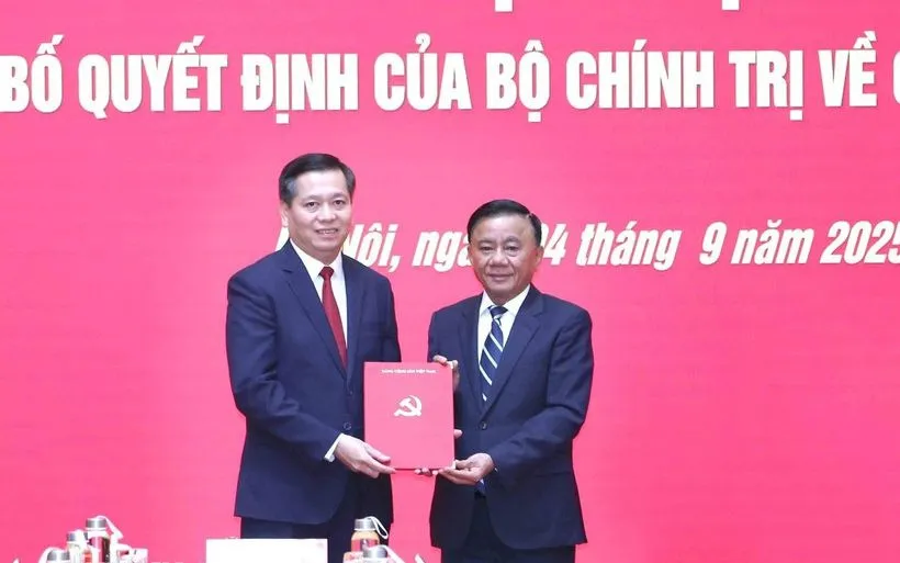Ủy viên Bộ Chính trị, Thường trực Ban Bí thư, Bí thư Đảng ủy các cơ quan Đảng Trung ương Trần Cẩm Tú trao Quyết định của Bộ Chính trị cho ông Nguyễn Long Hải. (Ảnh: TTXVN) Ủy viên Bộ Chính trị, Thường trực Ban Bí thư, Bí thư Đảng ủy các cơ quan Đảng Trung ương Trần Cẩm Tú trao Quyết định của Bộ Chính trị cho ông Nguyễn Long Hải. (Ảnh: TTXVN)