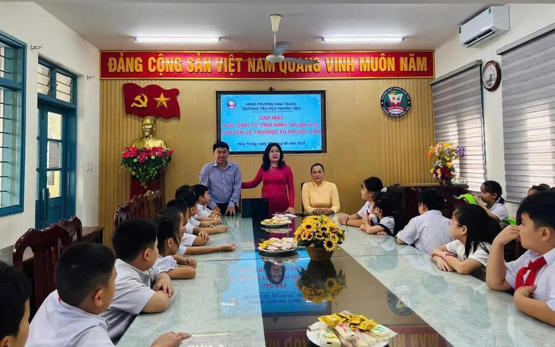 Ấm áp buổi gặp mặt chào đón học sinh theo quyết định hợp nhất tỉnh Khánh Hòa. Ấm áp buổi gặp mặt chào đón học sinh theo quyết định hợp nhất tỉnh Khánh Hòa.
