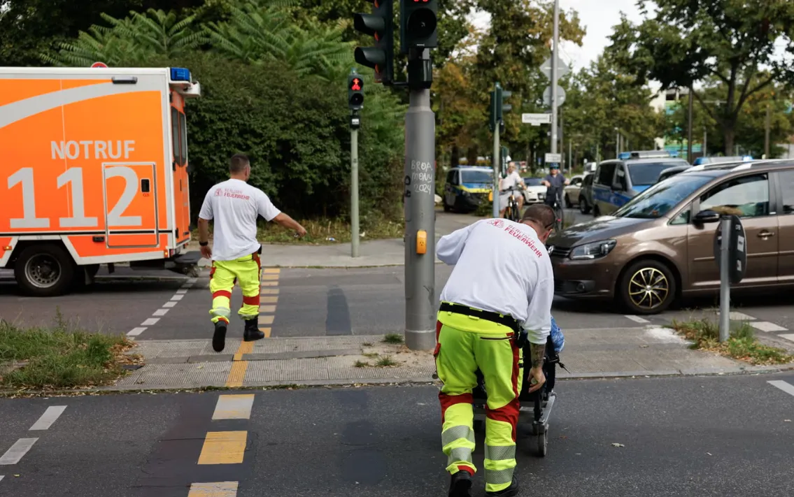 Ô tô đâm vào đám đông ở Berlin (Đức), ít nhất 19 người bị thương  - Ảnh 1.