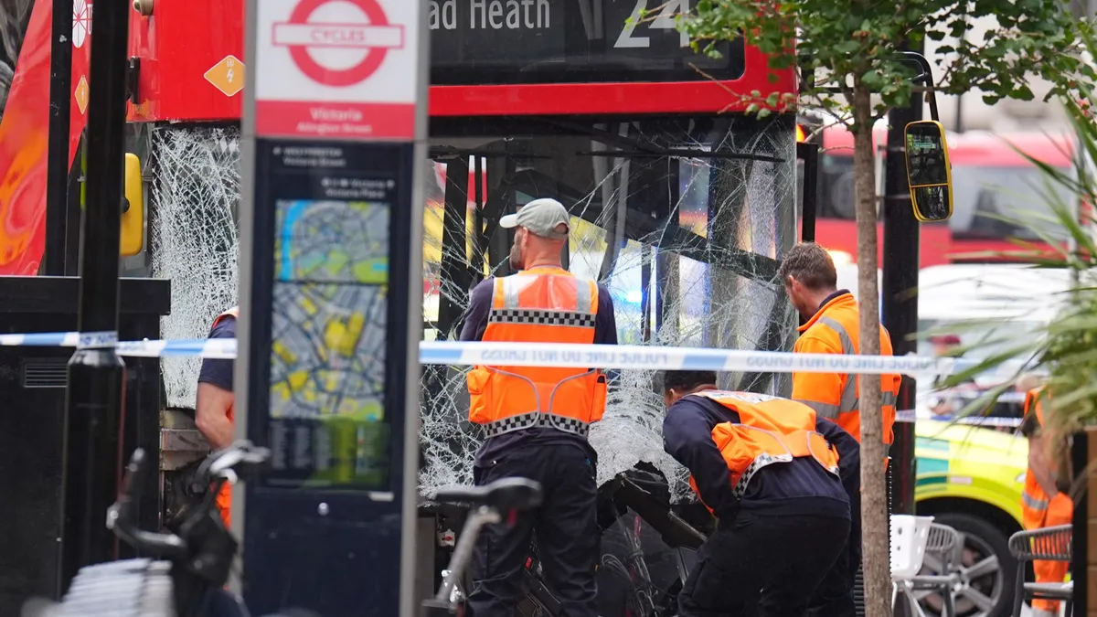 Xe bus đâm vào người đi bộ làm 17 người bị thương ở trung tâm thủ đô Anh  - Ảnh 1.