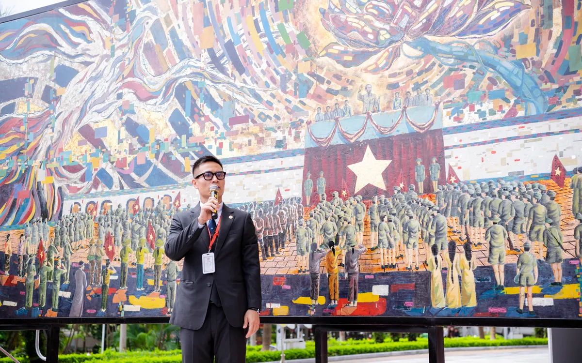 Họa sĩ Chu Nhật Quang giới thiệu về tác phẩm sơn mài "Bác Hồ đọc Tuyên ngôn Độc lập" (Ảnh: NSCC)