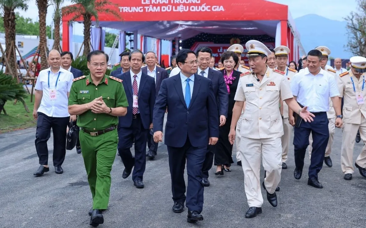 Thủ tướng và các lãnh đạo tham dự lễ khai trương Trung tâm dữ liệu quốc gia Thủ tướng và các lãnh đạo tham dự lễ khai trương Trung tâm dữ liệu quốc gia
