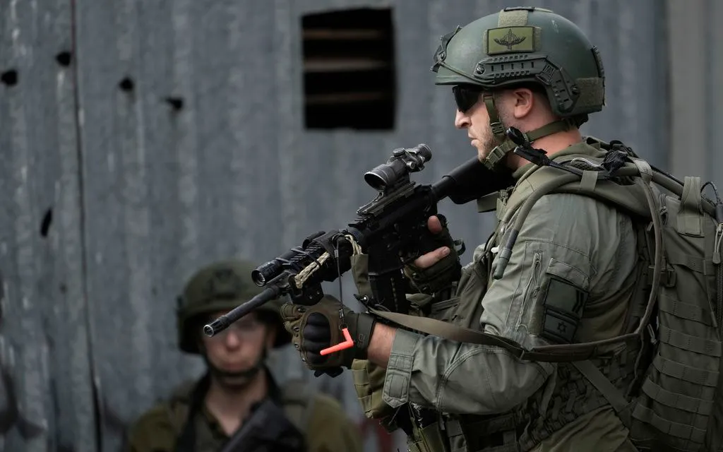 Lực lượng an ninh Israel đứng gác trên một con hẻm trong cuộc đột kích quân sự tại thành phố Nablus, Bờ Tây, ngày 27/8 (Ảnh: AP) Lực lượng an ninh Israel đứng gác trên một con hẻm trong cuộc đột kích quân sự tại thành phố Nablus, Bờ Tây, ngày 27/8 (Ảnh: AP)