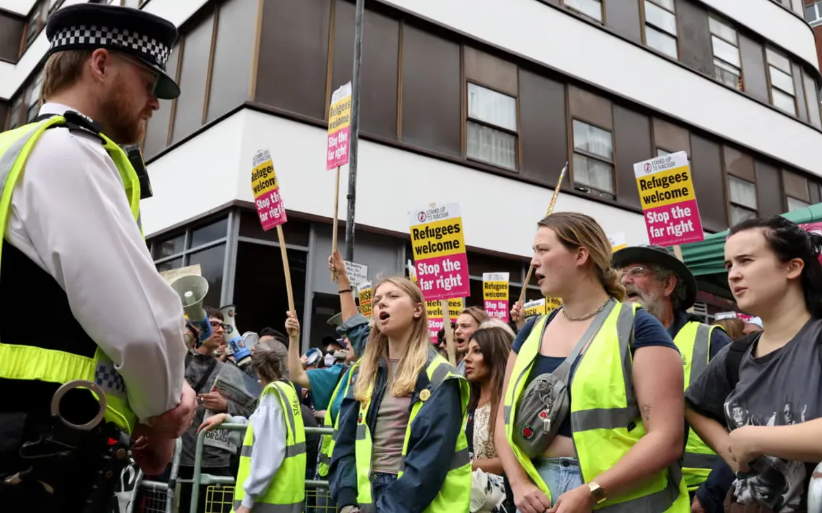 Những người biểu tình tập trung trước khách sạn Thistle City ở London, ngày 2/8/2025 (Ảnh: AFP/Getty Images) Những người biểu tình tập trung trước khách sạn Thistle City ở London, ngày 2/8/2025 (Ảnh: AFP/Getty Images)