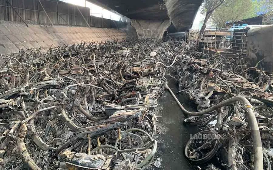 hiều xe máy trơ khung sau vụ cháy. hiều xe máy trơ khung sau vụ cháy.
