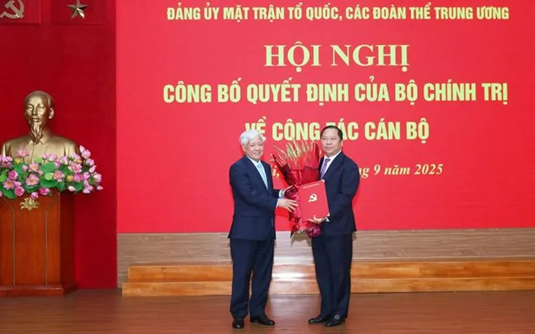 Ủy viên Bộ Chính trị, Bí thư Trung ương Đảng, Bí thư Đảng ủy MTTQ, các đoàn thể Trung ương, Chủ tịch Ủy ban Trung ương MTTQ Việt Nam Đỗ Văn Chiến trao Quyết định cho ông Nguyễn Phi Long - Ảnh: VGP
 Ủy viên Bộ Chính trị, Bí thư Trung ương Đảng, Bí thư Đảng ủy MTTQ, các đoàn thể Trung ương, Chủ tịch Ủy ban Trung ương MTTQ Việt Nam Đỗ Văn Chiến trao Quyết định cho ông Nguyễn Phi Long - Ảnh: VGP