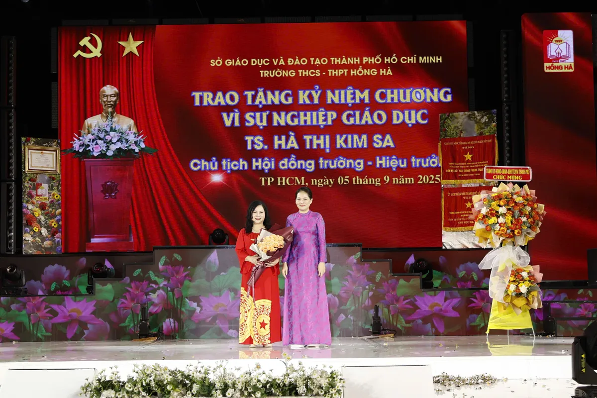 Ba trường tại TP Hồ Chí Minh đón nhận Huân chương Lao động hạng Nhì trong Lễ khai giảng- Ảnh 4. Ba trường tại TP Hồ Chí Minh đón nhận Huân chương Lao động hạng Nhì trong Lễ khai giảng- Ảnh 4.