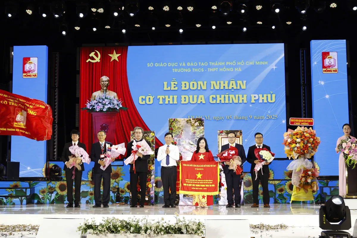 Ba trường tại TP Hồ Chí Minh đón nhận Huân chương Lao động hạng Nhì trong Lễ khai giảng- Ảnh 3. Ba trường tại TP Hồ Chí Minh đón nhận Huân chương Lao động hạng Nhì trong Lễ khai giảng- Ảnh 3.
