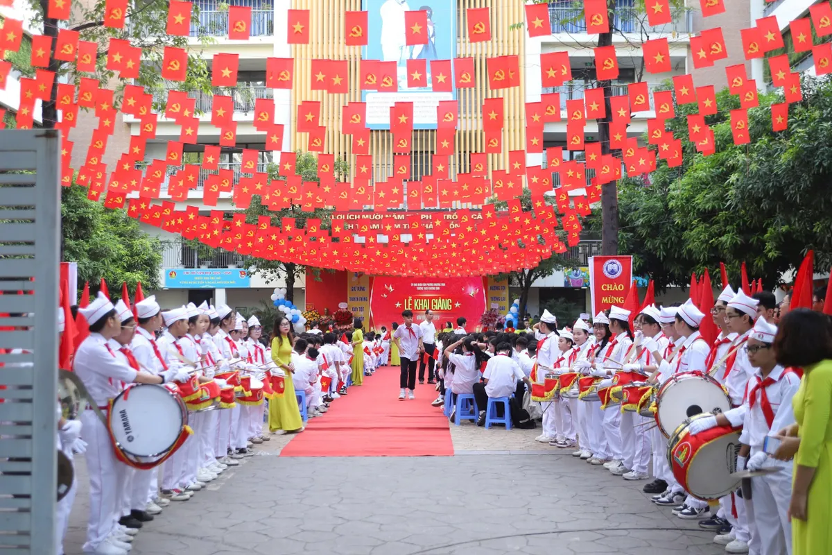 Hơn 20 tỉnh, thành cho học sinh đầu cấp tựu trường sớm - Ảnh 1.