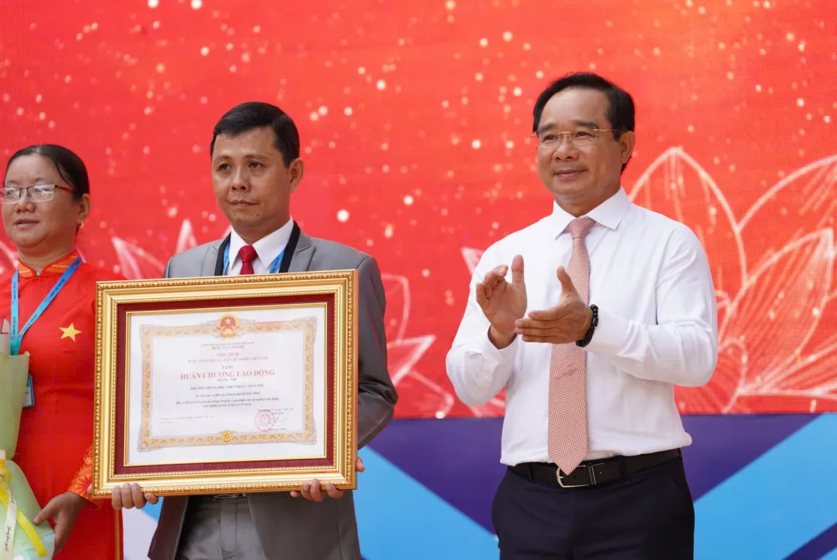 Ba trường tại TP Hồ Chí Minh đón nhận Huân chương Lao động hạng Nhì trong Lễ khai giảng- Ảnh 1. Ba trường tại TP Hồ Chí Minh đón nhận Huân chương Lao động hạng Nhì trong Lễ khai giảng- Ảnh 1.