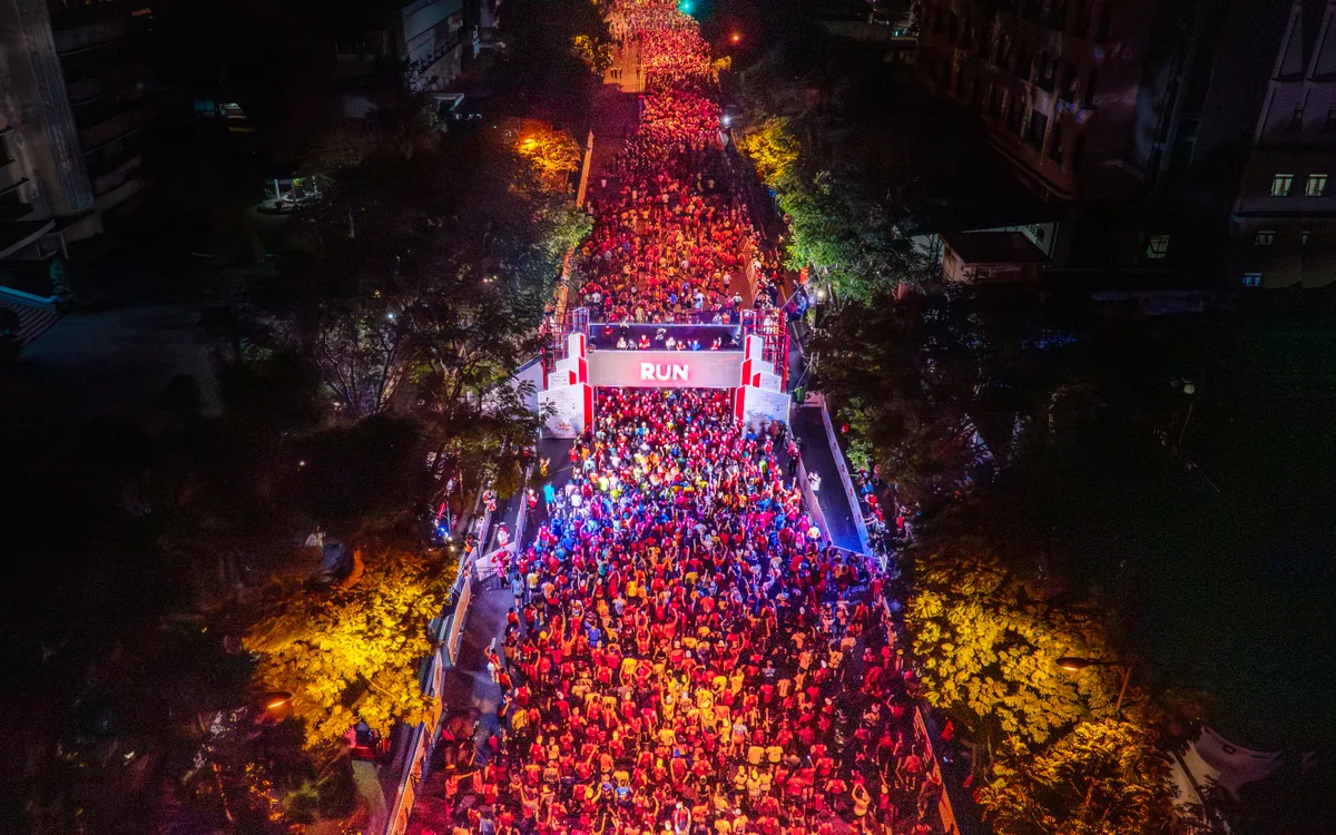 Giải năm nay dự kiến quy tụ hơn 18.000 vận động viên trong nước và quốc tế, chinh phục cung đường đi qua 17 địa danh nổi tiếng như Dinh Độc Lập, Nhà thờ Đức Bà, Cầu Ba Son... Đây không chỉ là thử thách về thể lực mà còn là hành trình khám phá văn hóa, lịch sử và nhịp sống sôi động của đô thị lớn nhất cả nước. (Ảnh: Tư liệu mùa 7 Giải Marathon Quốc tế TP Hồ Chí Minh).