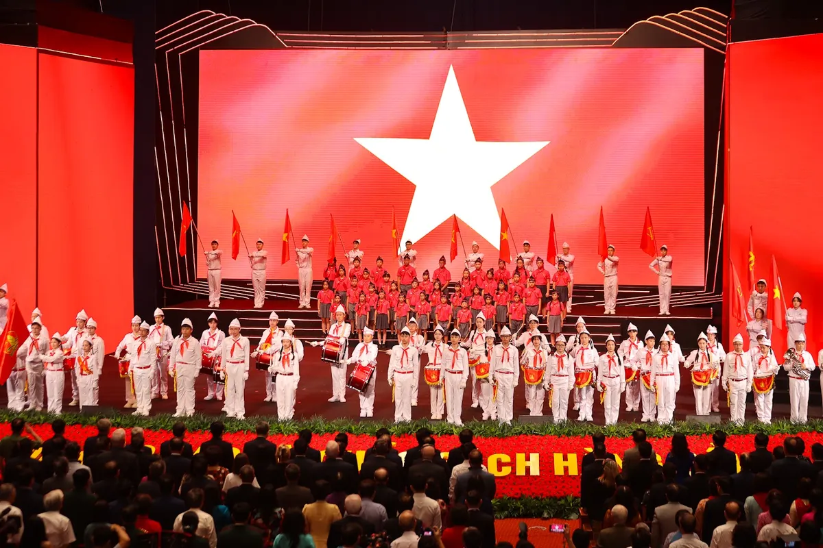 Gần 2,3 triệu học sinh Hà Nội hân hoan bước vào năm học mới- Ảnh 13. Gần 2,3 triệu học sinh Hà Nội hân hoan bước vào năm học mới- Ảnh 13.