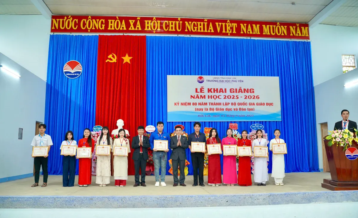 Niềm vui ngày khai giảng lan tỏa từ vùng biên giới đến miền biển- Ảnh 5. Niềm vui ngày khai giảng lan tỏa từ vùng biên giới đến miền biển- Ảnh 5.