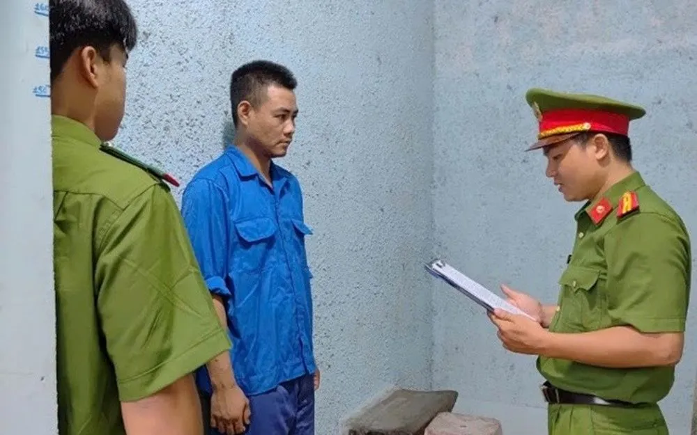 Cơ quan điều tra tống đạt quyết định khởi tố bị can đối với Nguyễn Ngọc Quang. (Ảnh: CA)
 Cơ quan điều tra tống đạt quyết định khởi tố bị can đối với Nguyễn Ngọc Quang. (Ảnh: CA)