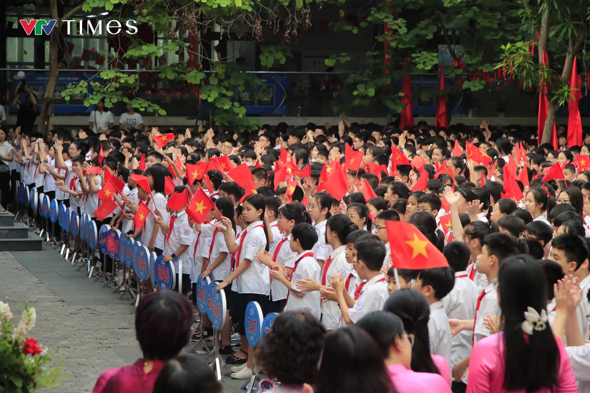 Gần 2,3 triệu học sinh Hà Nội hân hoan bước vào năm học mới- Ảnh 10. Gần 2,3 triệu học sinh Hà Nội hân hoan bước vào năm học mới- Ảnh 10.