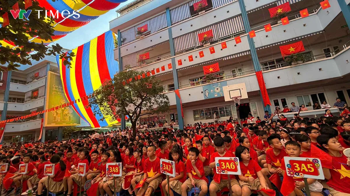 Gần 2,3 triệu học sinh Hà Nội hân hoan bước vào năm học mới- Ảnh 8. Gần 2,3 triệu học sinh Hà Nội hân hoan bước vào năm học mới- Ảnh 8.