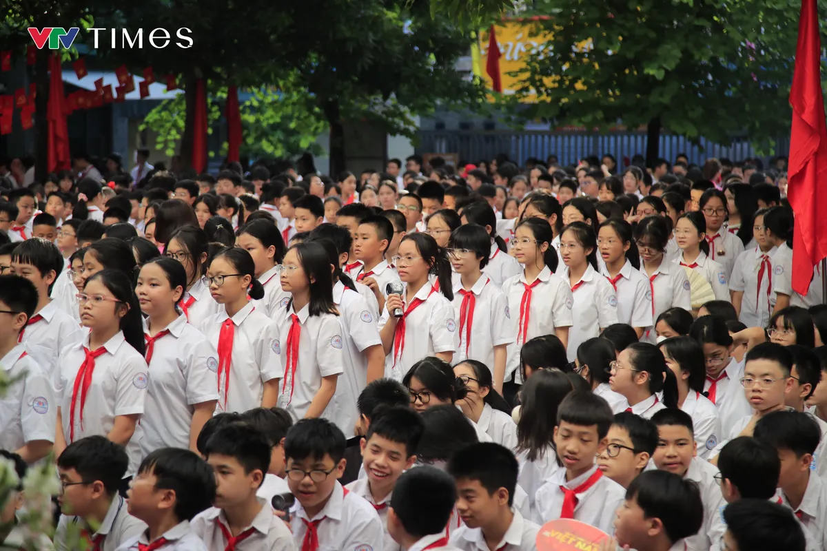 Gần 2,3 triệu học sinh Hà Nội hân hoan bước vào năm học mới- Ảnh 9. Gần 2,3 triệu học sinh Hà Nội hân hoan bước vào năm học mới- Ảnh 9.