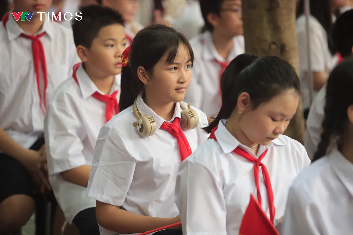 Gần 2,3 triệu học sinh Hà Nội hân hoan bước vào năm học mới- Ảnh 6. Gần 2,3 triệu học sinh Hà Nội hân hoan bước vào năm học mới- Ảnh 6.