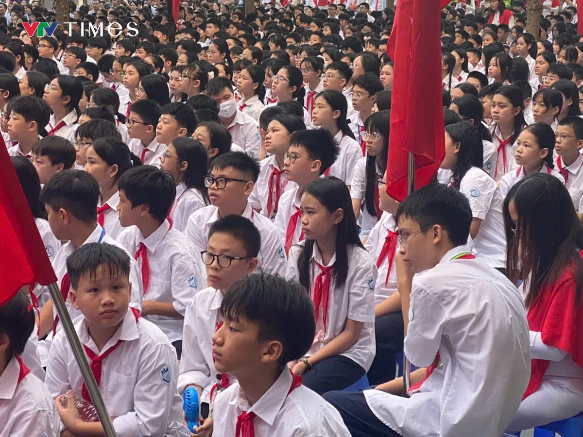 Gần 2,3 triệu học sinh Hà Nội hân hoan bước vào năm học mới- Ảnh 4. Gần 2,3 triệu học sinh Hà Nội hân hoan bước vào năm học mới- Ảnh 4.
