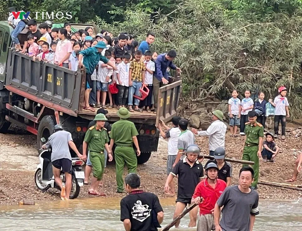 Học sinh Nghệ An băng suối, vượt rừng đến trường tham gia khai giảng - Ảnh 1.